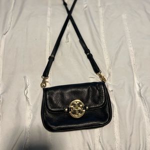 Tory Burch small crossbody bag. Blk and gold